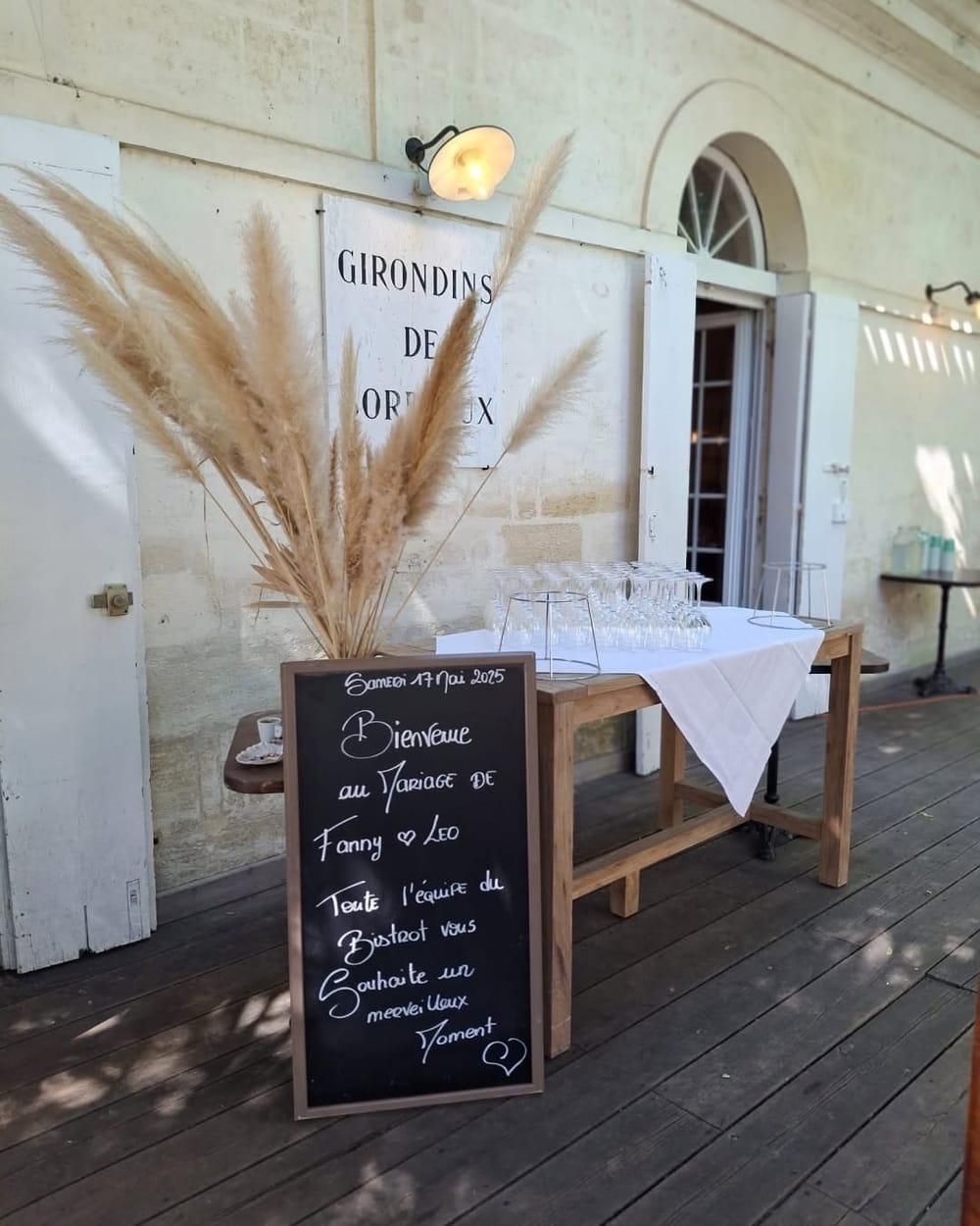 Ardoise et bouquet de pampa devant l'entrée du Bistrot des Girondins