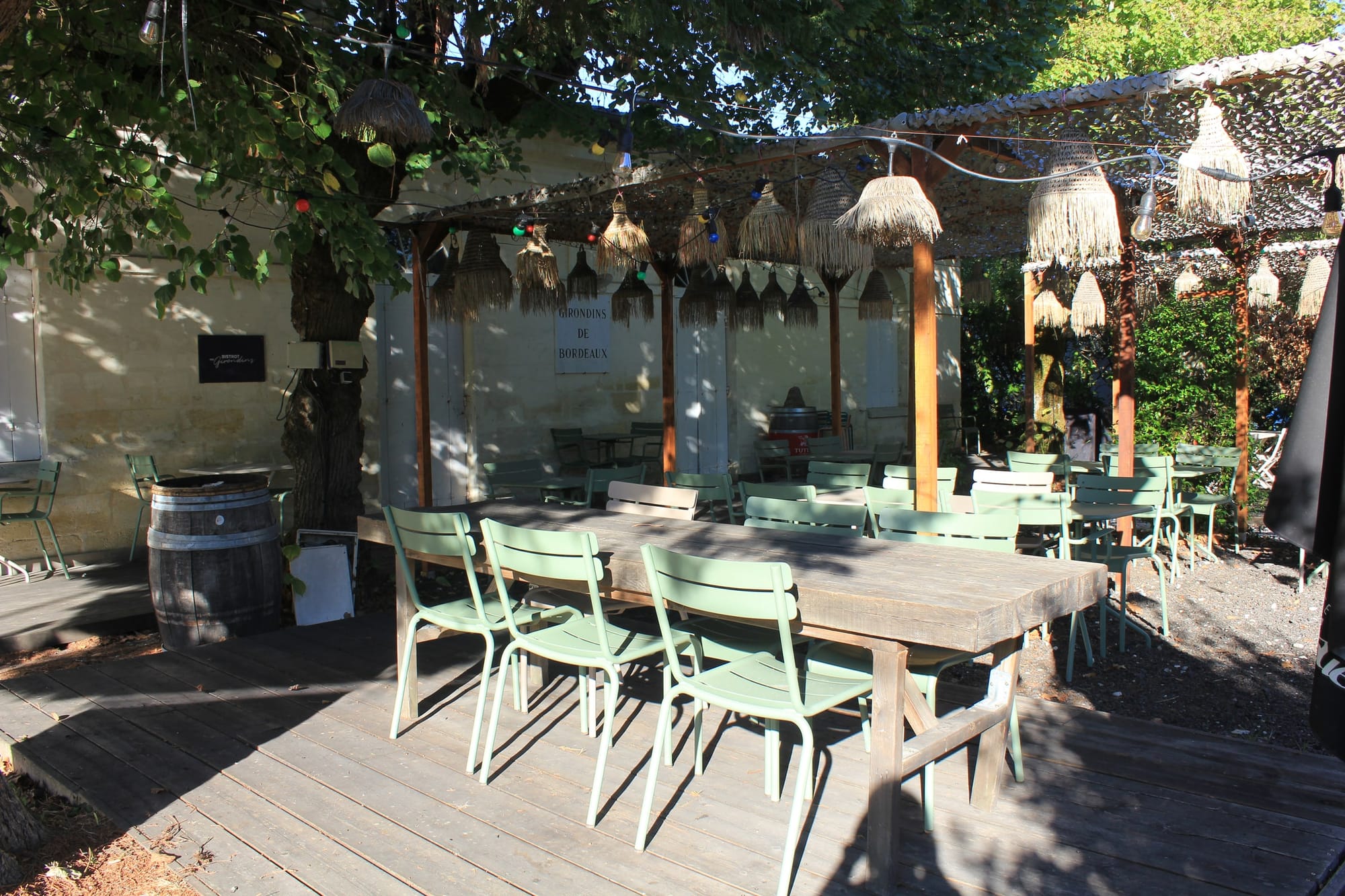 Terrasse de la guinguette du Bistrot des Girondins, sous la pergola et ses suspensions