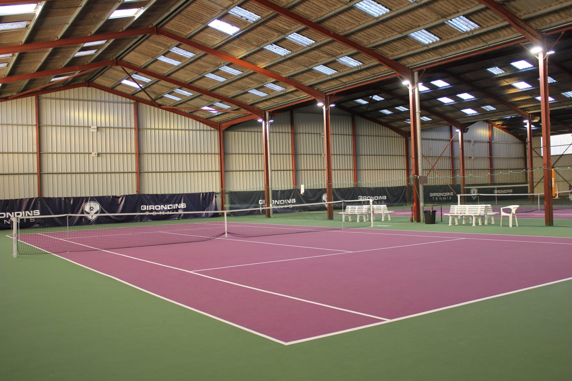 Court de tennis couvert aux couleurs des Girondins