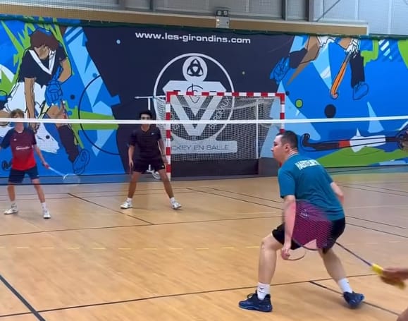 Joueurs de la Gironde Badminton Académie en match dans le gymnase des Girondins