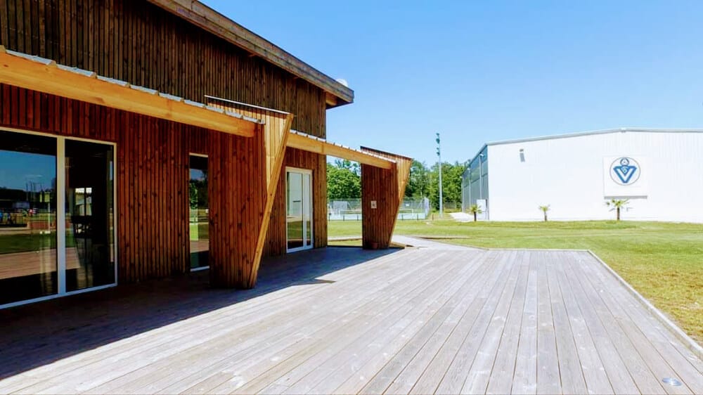 Terrasse en bois de la salle Colloque Jean Boiteux