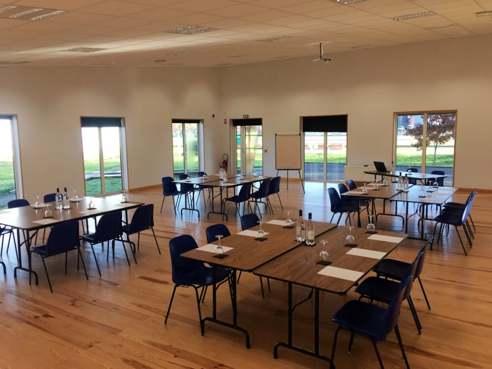 Salle Colloque disposée en îlots de tables