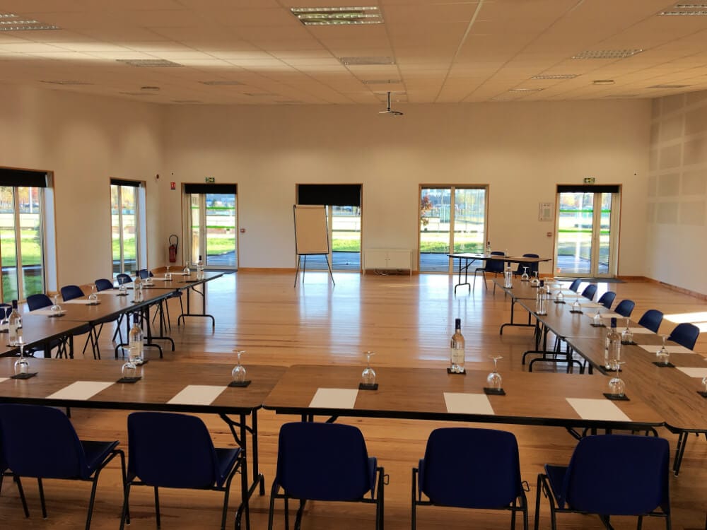 Salle Colloque disposée en carré de tables