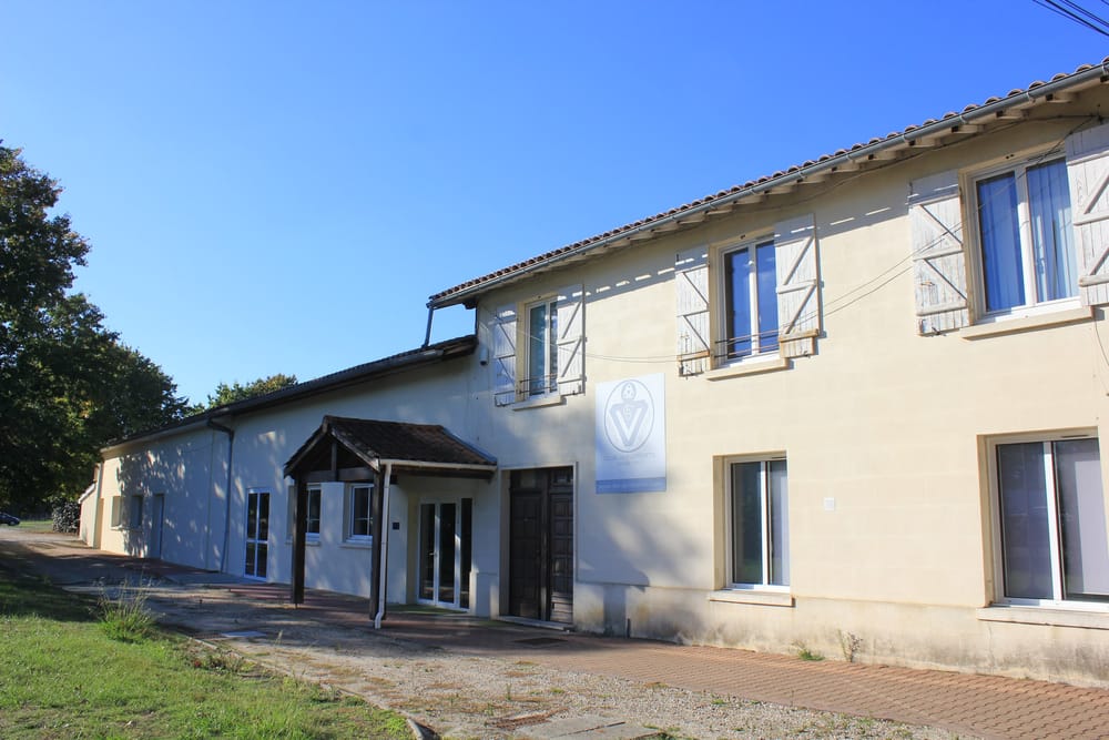 Bâtiment en pierre de la salle de réception, côté allée