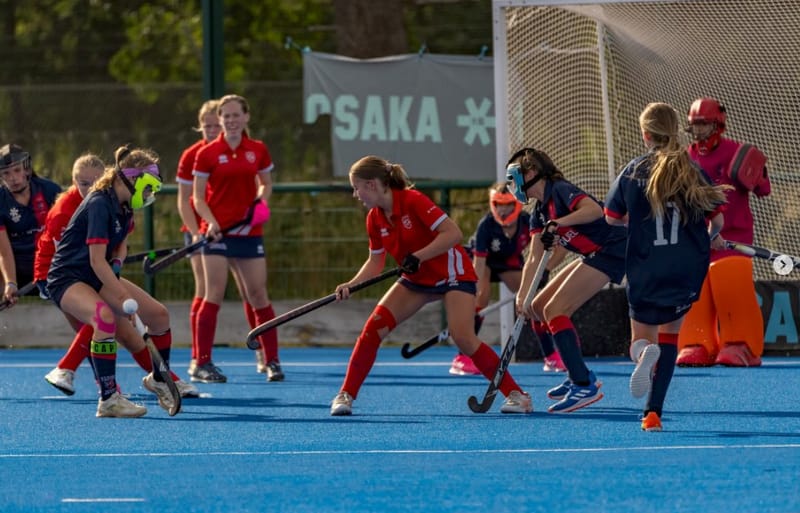 Match de la section féminine du SAM Hockey sur gazon synthétique