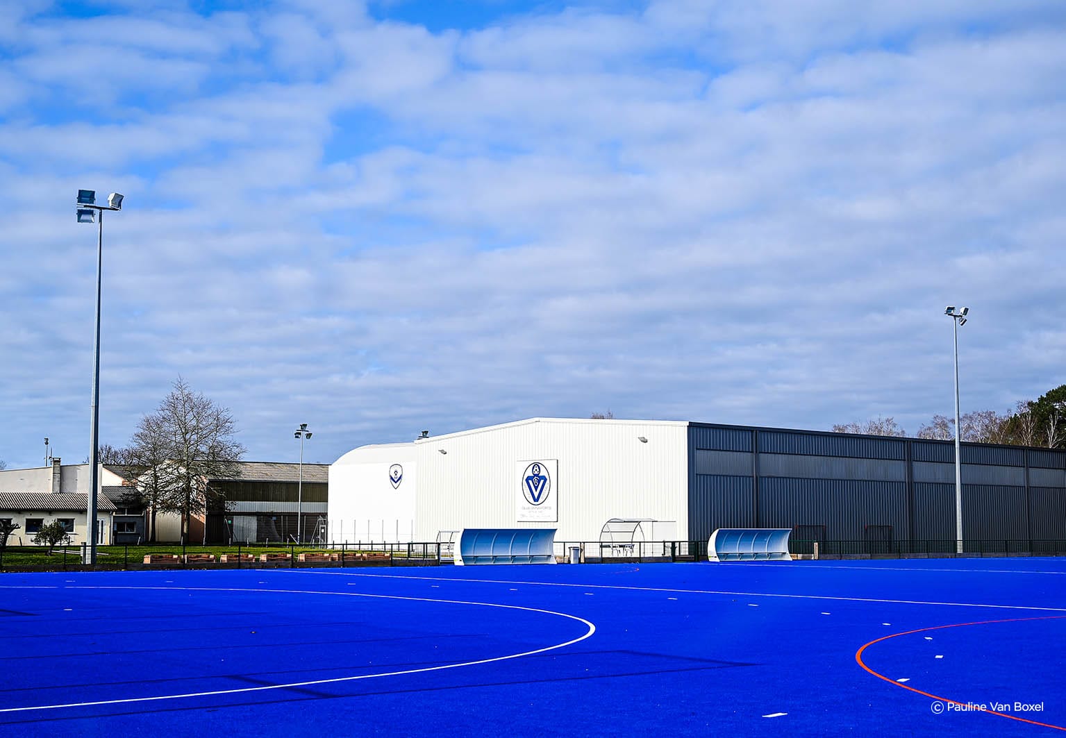 Terrain de hockey André Lévy, bleu, et bâtiments du domaine